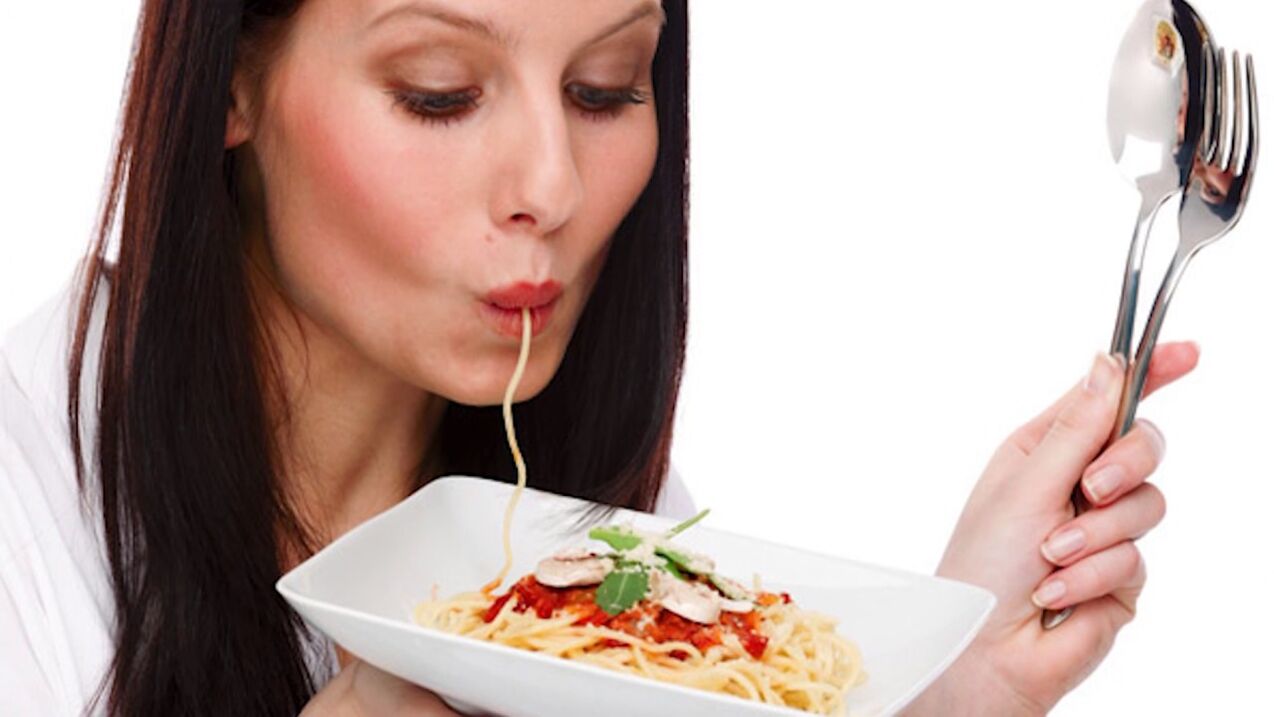 ဗိုက်ပိန်စေဖို့အတွက် spaghetti စားနေတဲ့ အမျိုးသမီး